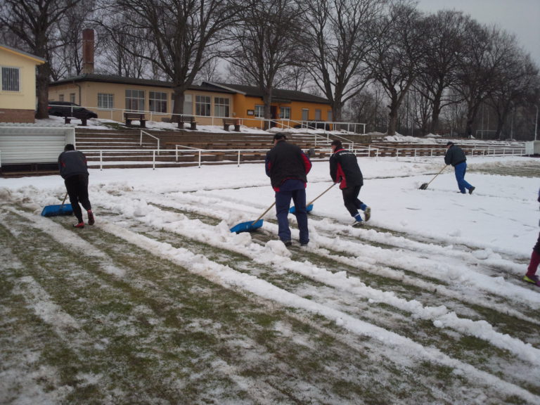 Schneeberaeumung im April 2013